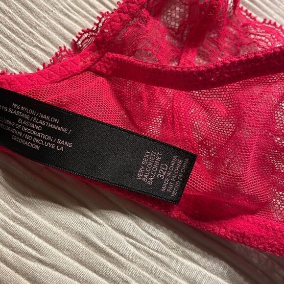 VS red lace bra - Picture 4 of 4